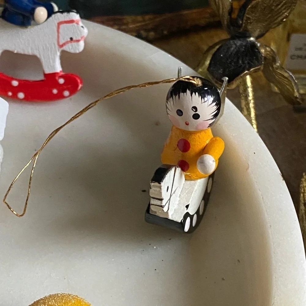 𝅺5 wooden painted Christmas tree ornaments and a pear_3